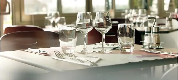 호텔 Campanile Epernay - 51530 3*